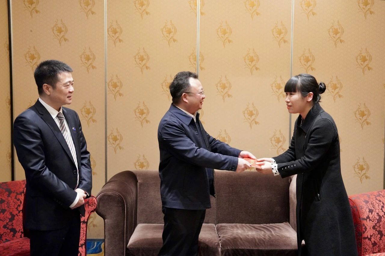 省国资委党委委员、副主任何政一行走访慰问省尊龙凯时集团生活困难党员