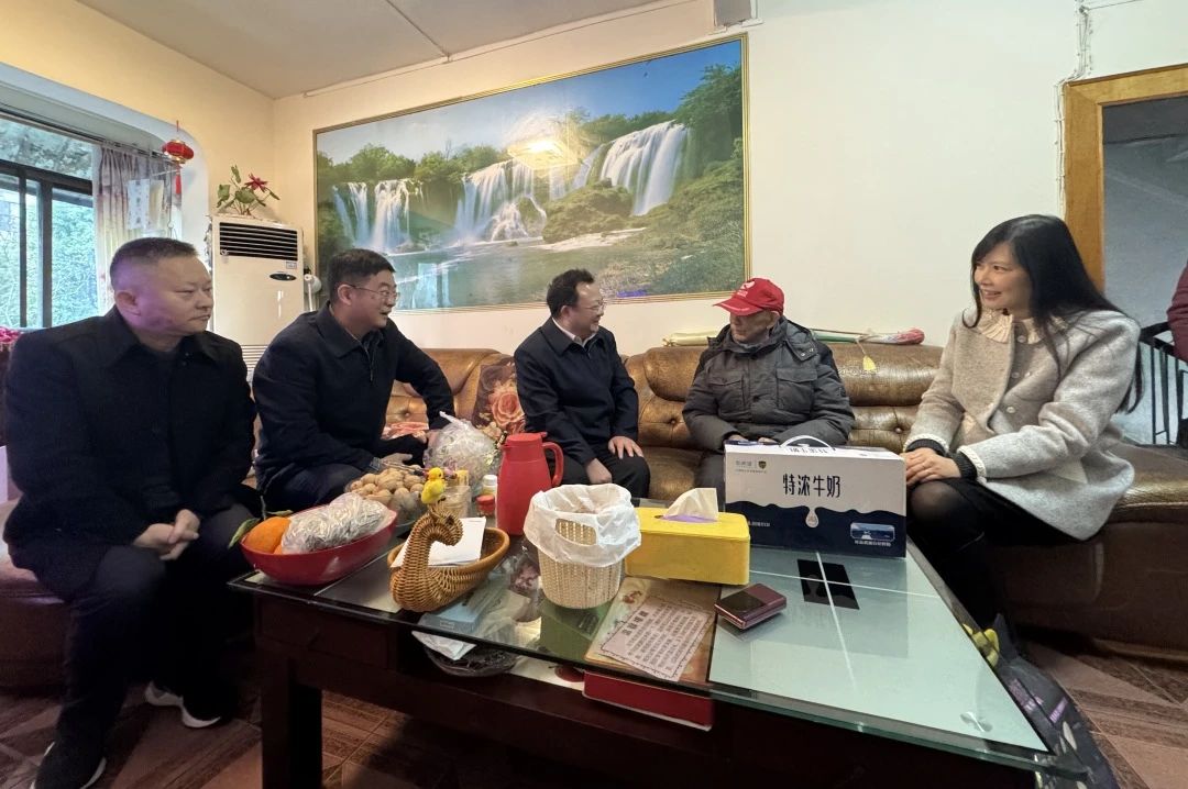 省国资委党委委员、副主任何政走访慰问省尊龙凯时集团老党员、老干部